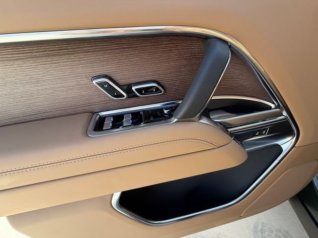 New 2026 Belgravia Green LAND ROVER SE image 11