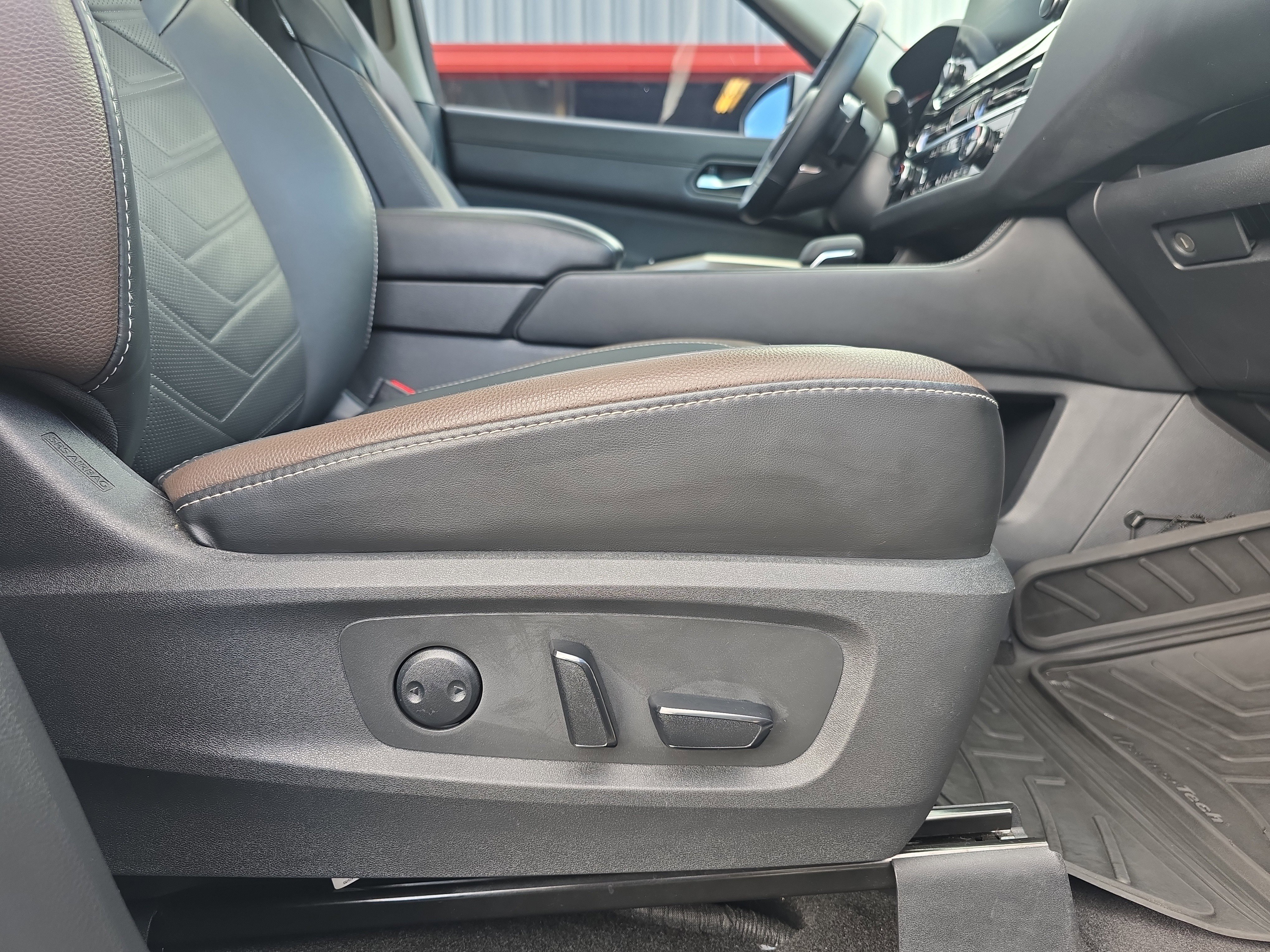 Certified Used 2023 Pearl White Tricoat Nissan Platinum image 21
