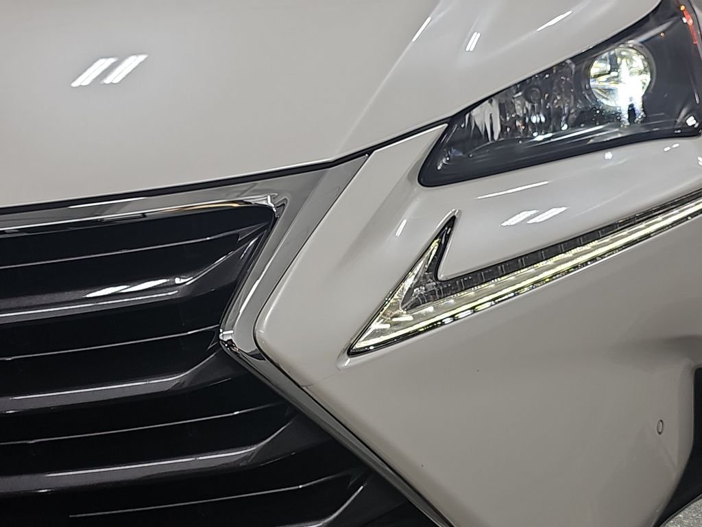 Used 2017 White Lexus 200t image 32