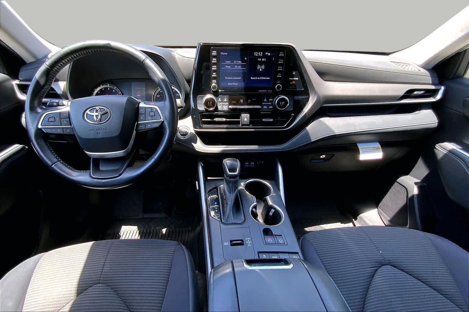 Used 2022 Wind Chill Pearl Toyota LE image 16