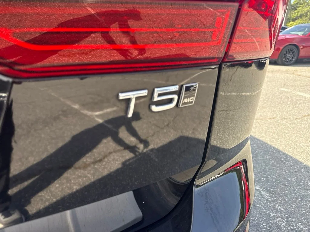 Used 2020 Black Volvo T5 Momentum image 22