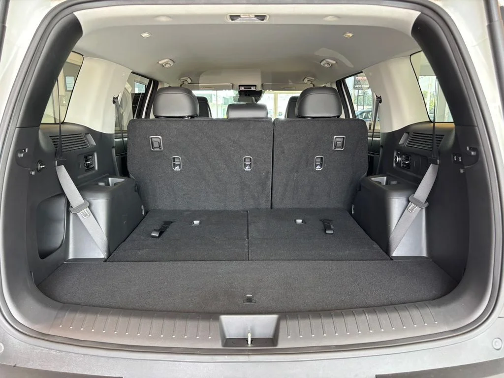 Used 2025 White Hyundai SEL image 29