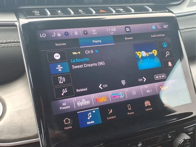Used 2025  Jeep Limited image 5