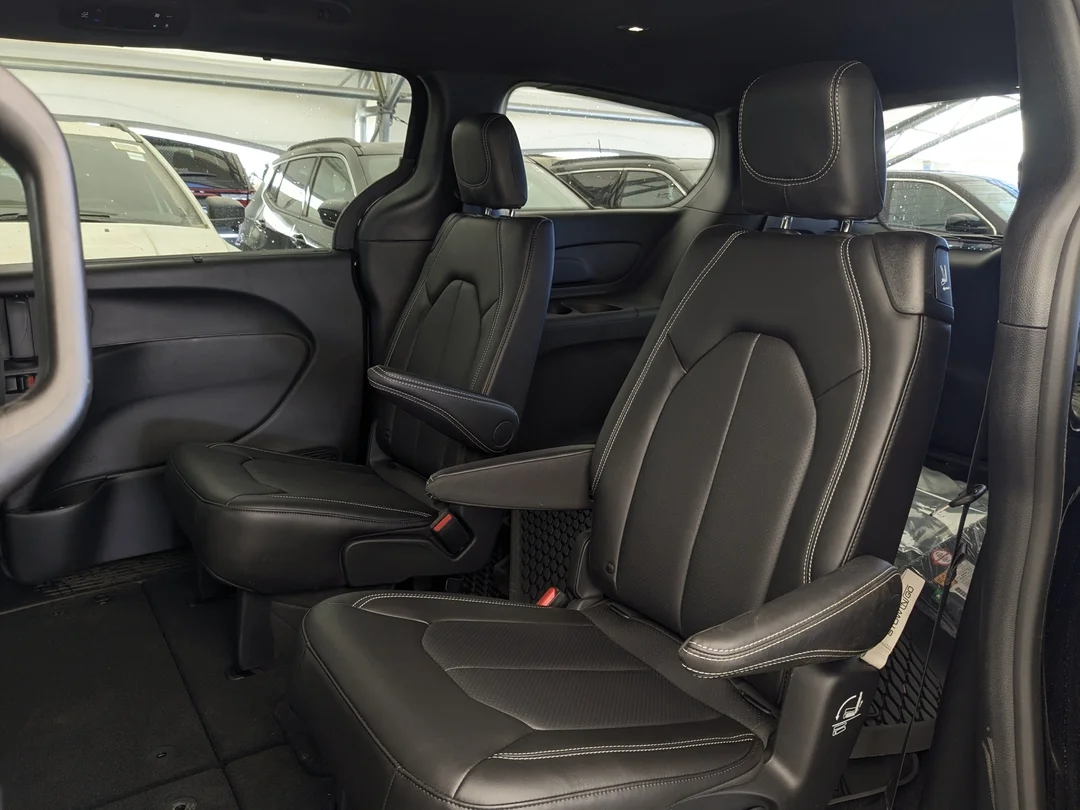 New 2026 Black Chrysler Select - - FWD - 360 Camera - FAV Edition - Power Liftgate - Remote Start & More! image 25