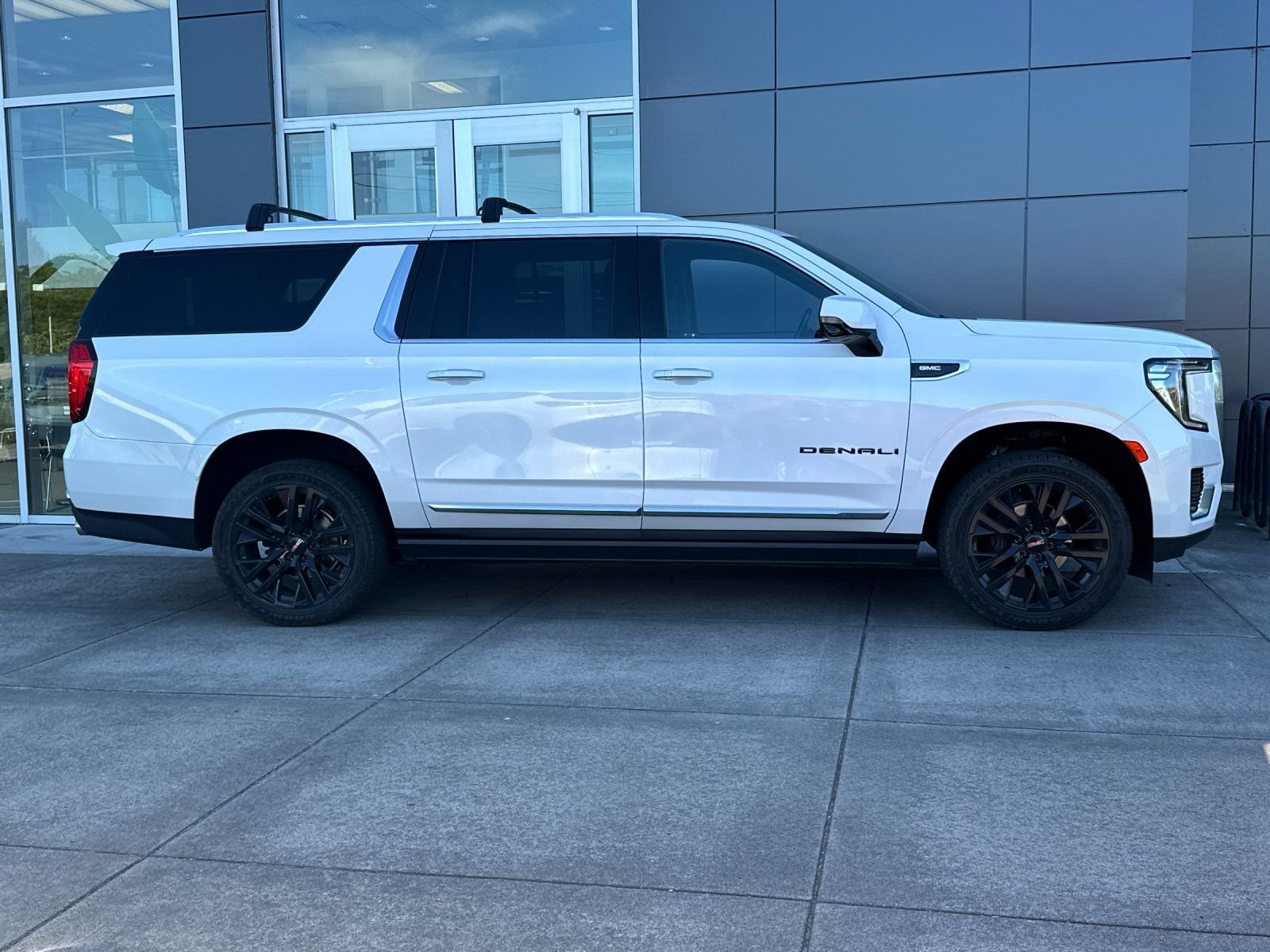 Used 2022 White Frost Tricoat GMC Denali image 2