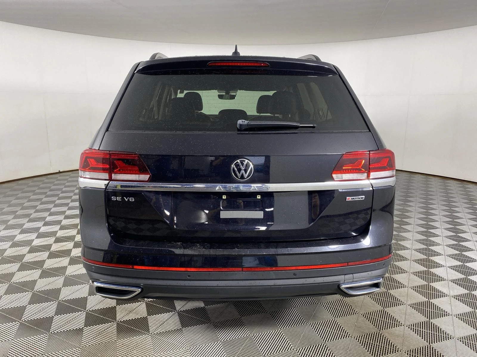 Used 2021 Deep Black Pearl Volkswagen 3.6L V6 SE w/Technology image 6