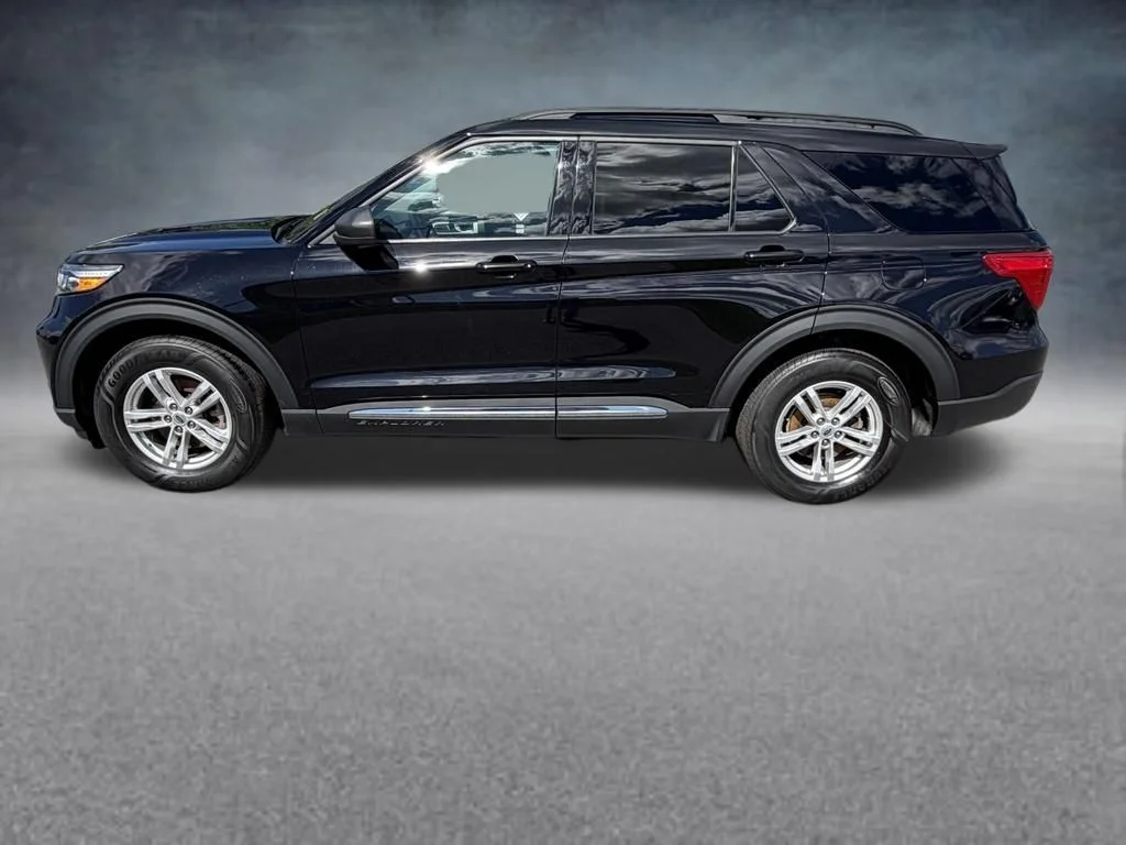 Used 2023 Black Ford XLT image 2
