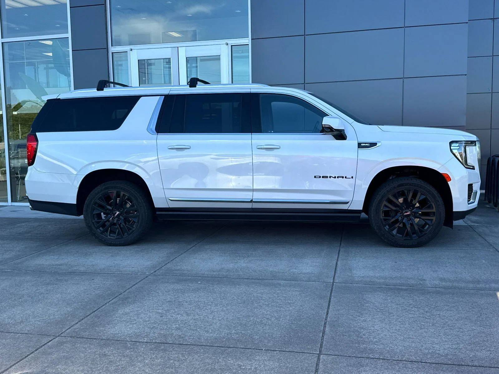 Used 2022 White Frost Tricoat GMC Denali image 2