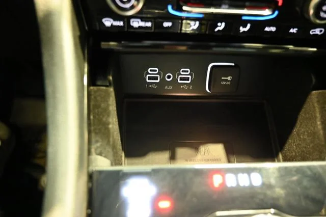 Used 2021  Jeep Overland image 19