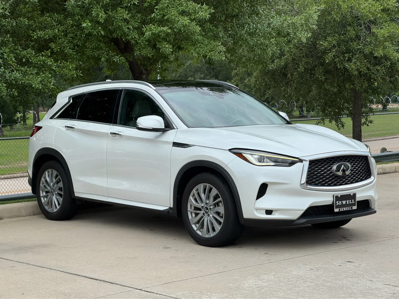 Certified Used 2023 Radiant White INFINITI LUXE image 4