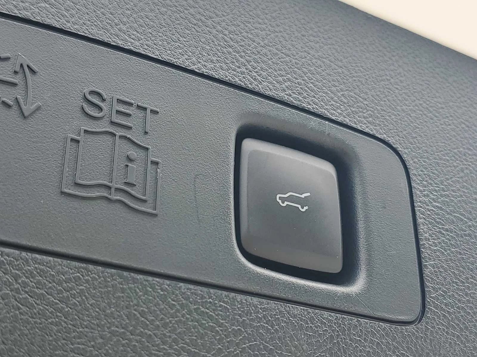 Used 2023  Lincoln Grand Touring image 8