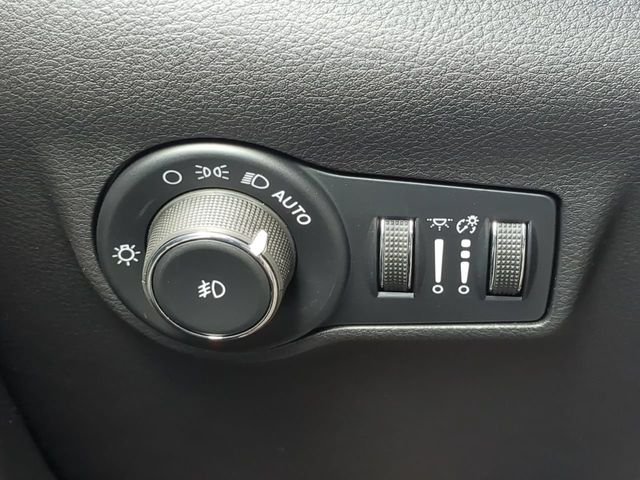 New 2026 Fathom Blue Pearl-Coat Exterior Paint Jeep Latitude image 27