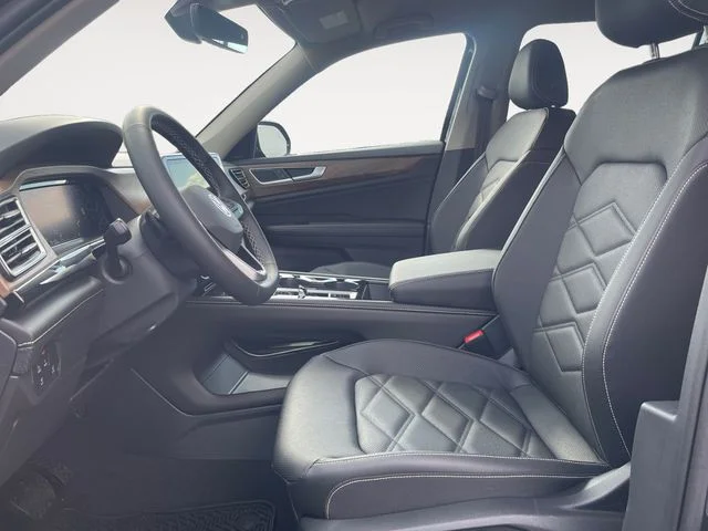 New 2026 Black Volkswagen 2.0T SE w/Technology image 9