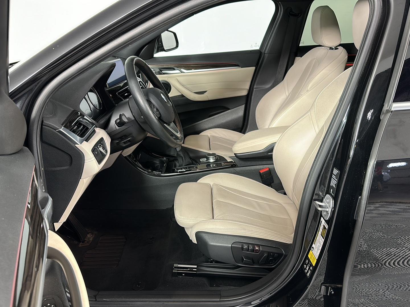 Used 2018 Black Sapphire Metallic BMW xDrive28i image 11