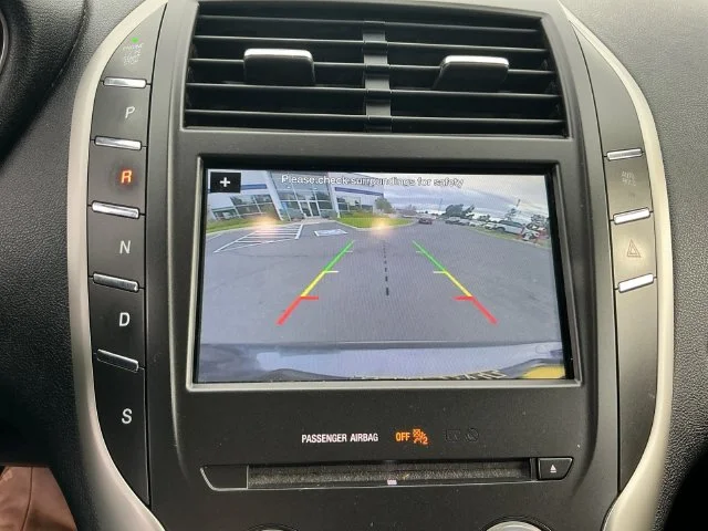 Used 2017 Magnetic Gray Metallic Lincoln Premiere image 16