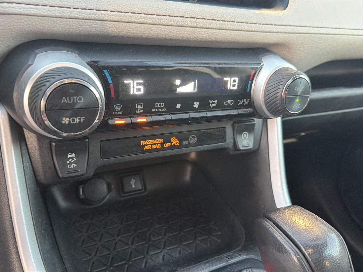 Used 2022 White Toyota XLE image 27