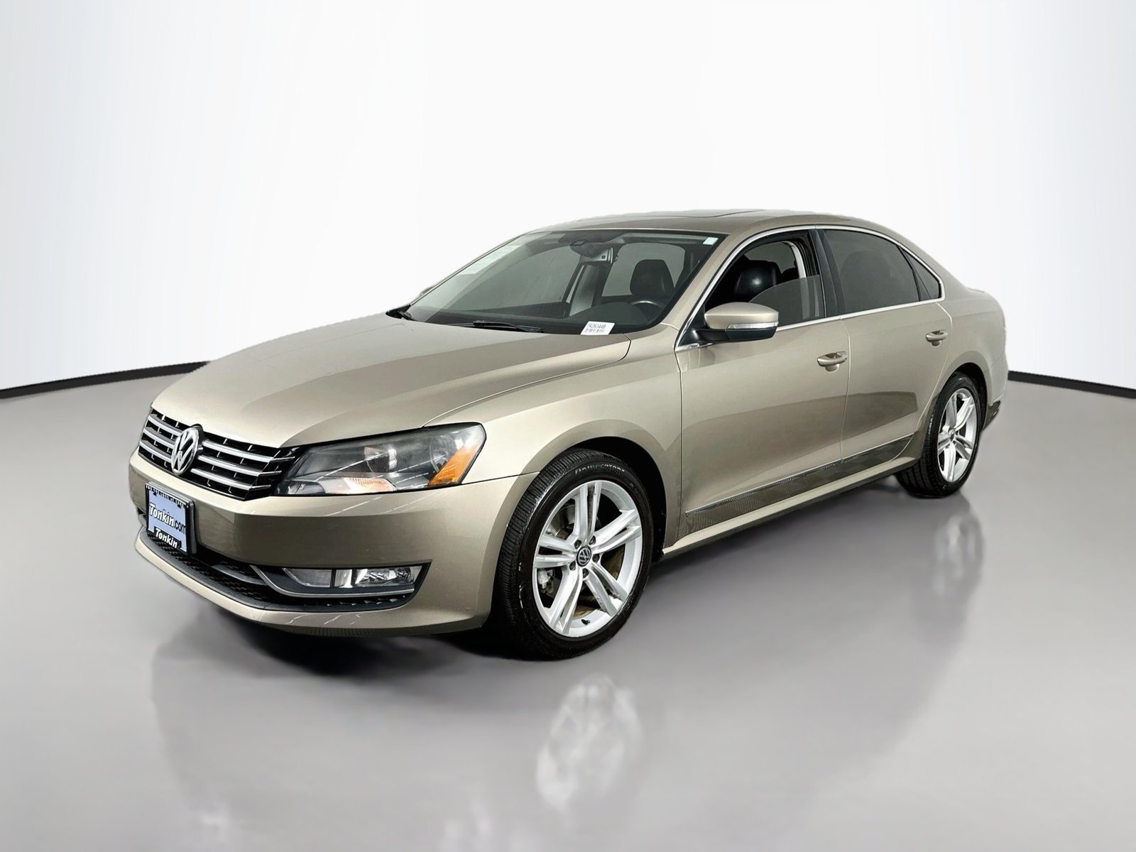 Used 2015 Titanium Volkswagen TDI SEL Premium image 3