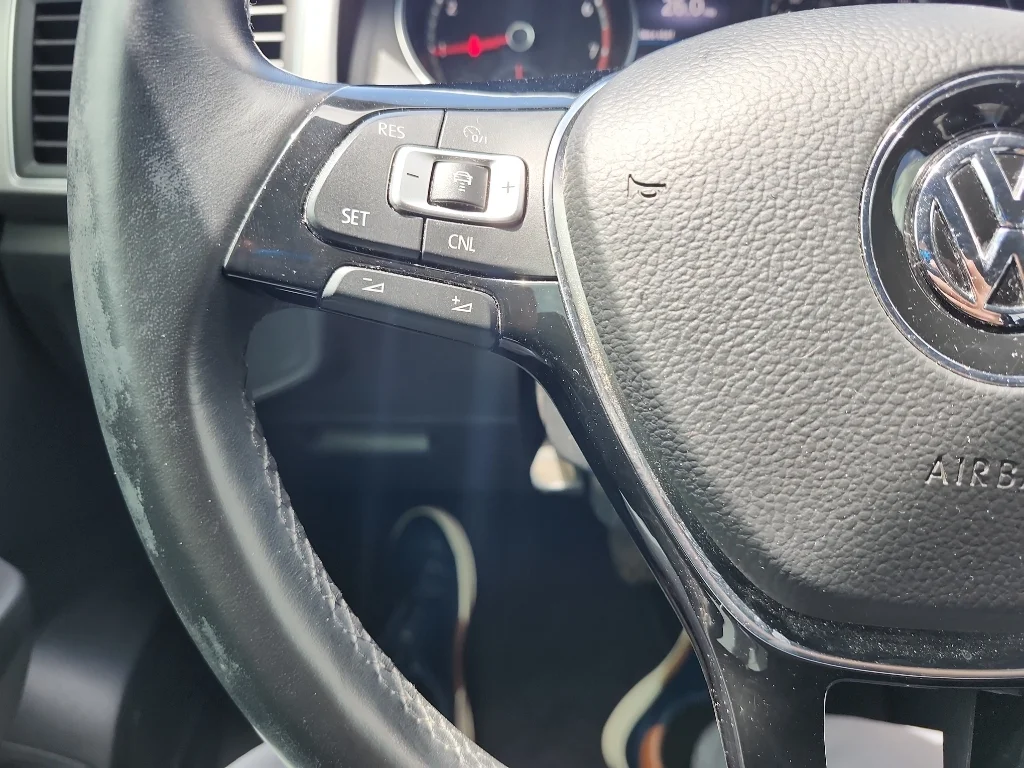 Used 2018 Deep Black Pearl Volkswagen 3.6L V6 SE image 23