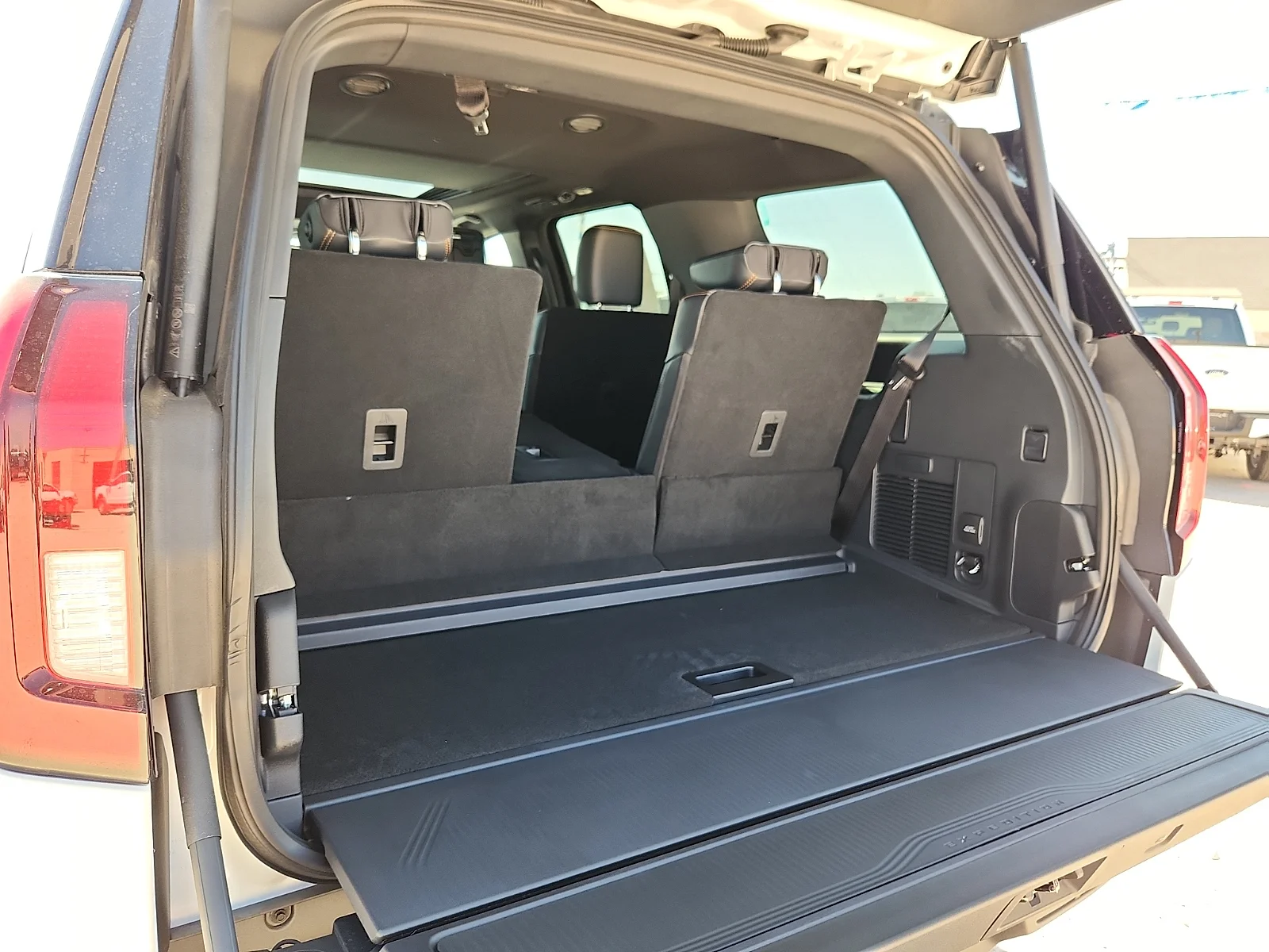 New 2027 Star White Metallic Tri-Coat Ford Tremor image 11