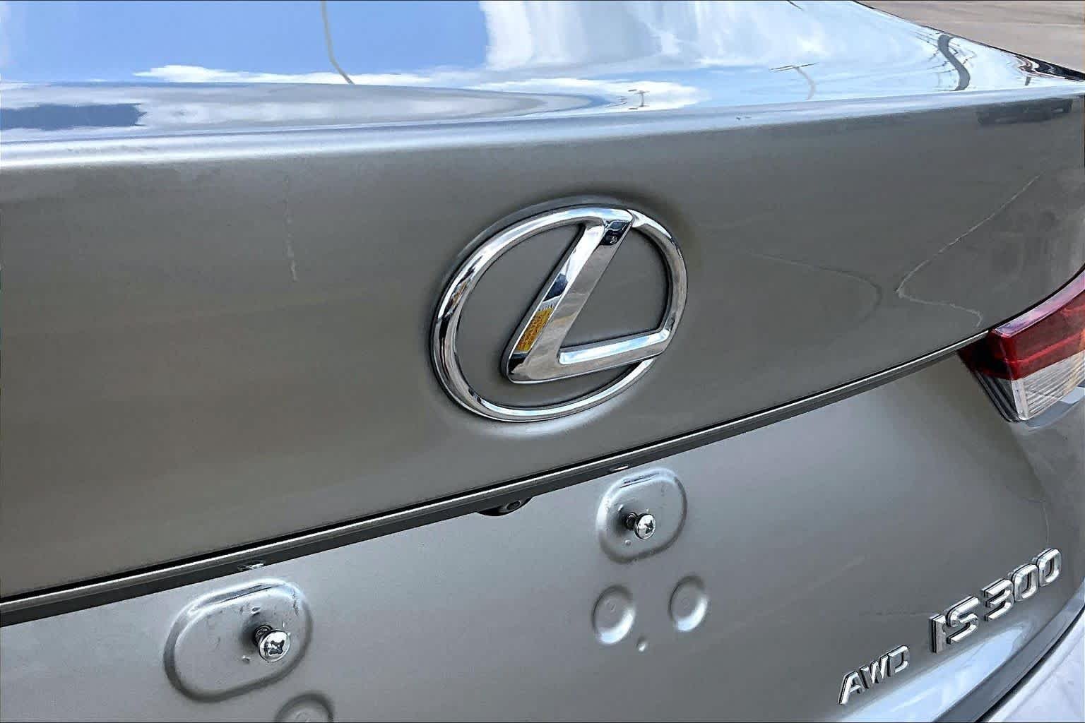 Used 2018 Atomic Silver Lexus  image 30
