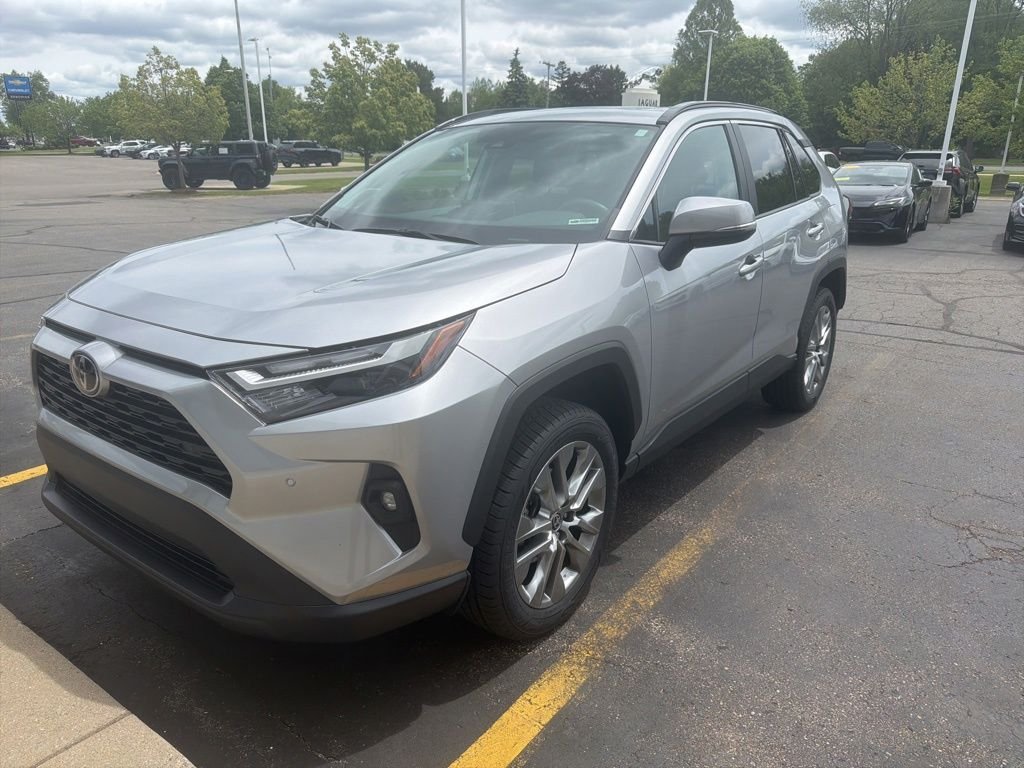 Used 2022 Silver Toyota XLE Premium image 2