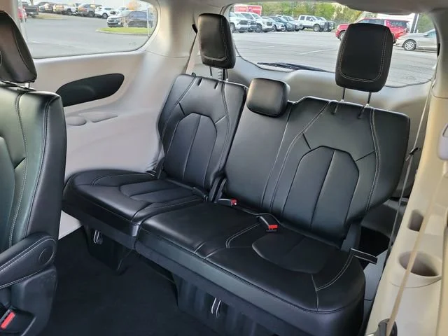 2024 Chrysler Pacifica Touring L - Photo 11