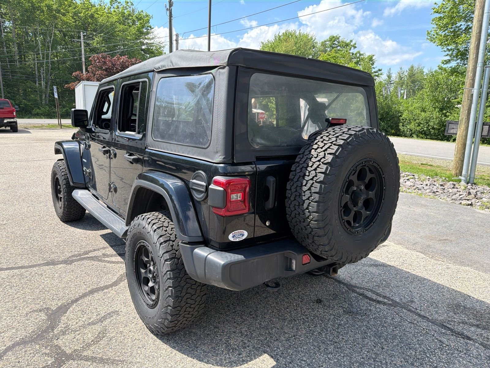 Used 2020 Black Jeep Unlimited Sahara image 5