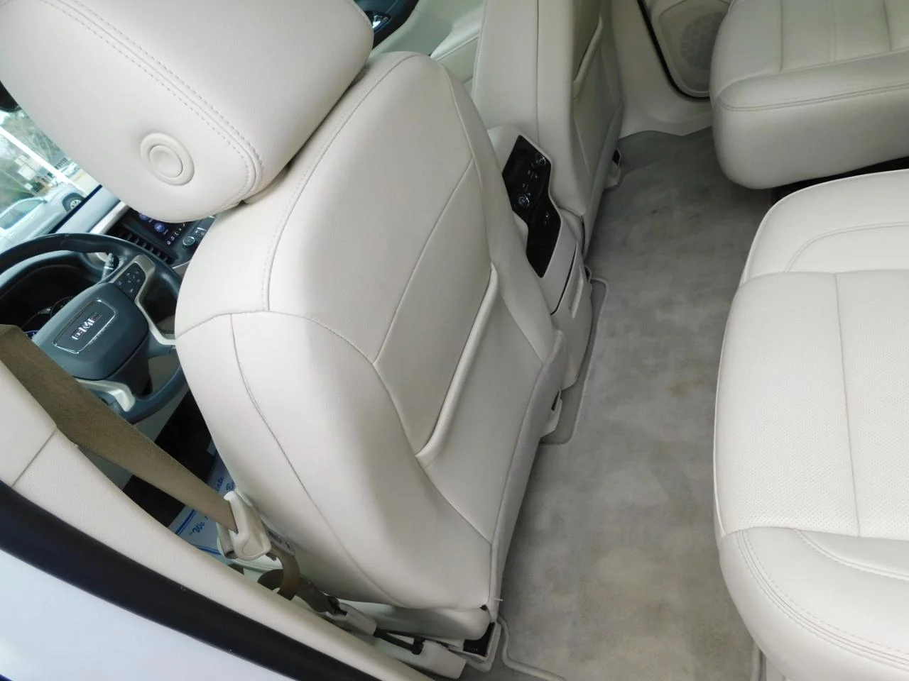 Used 2022 White GMC FWD 4DR DENALI image 31