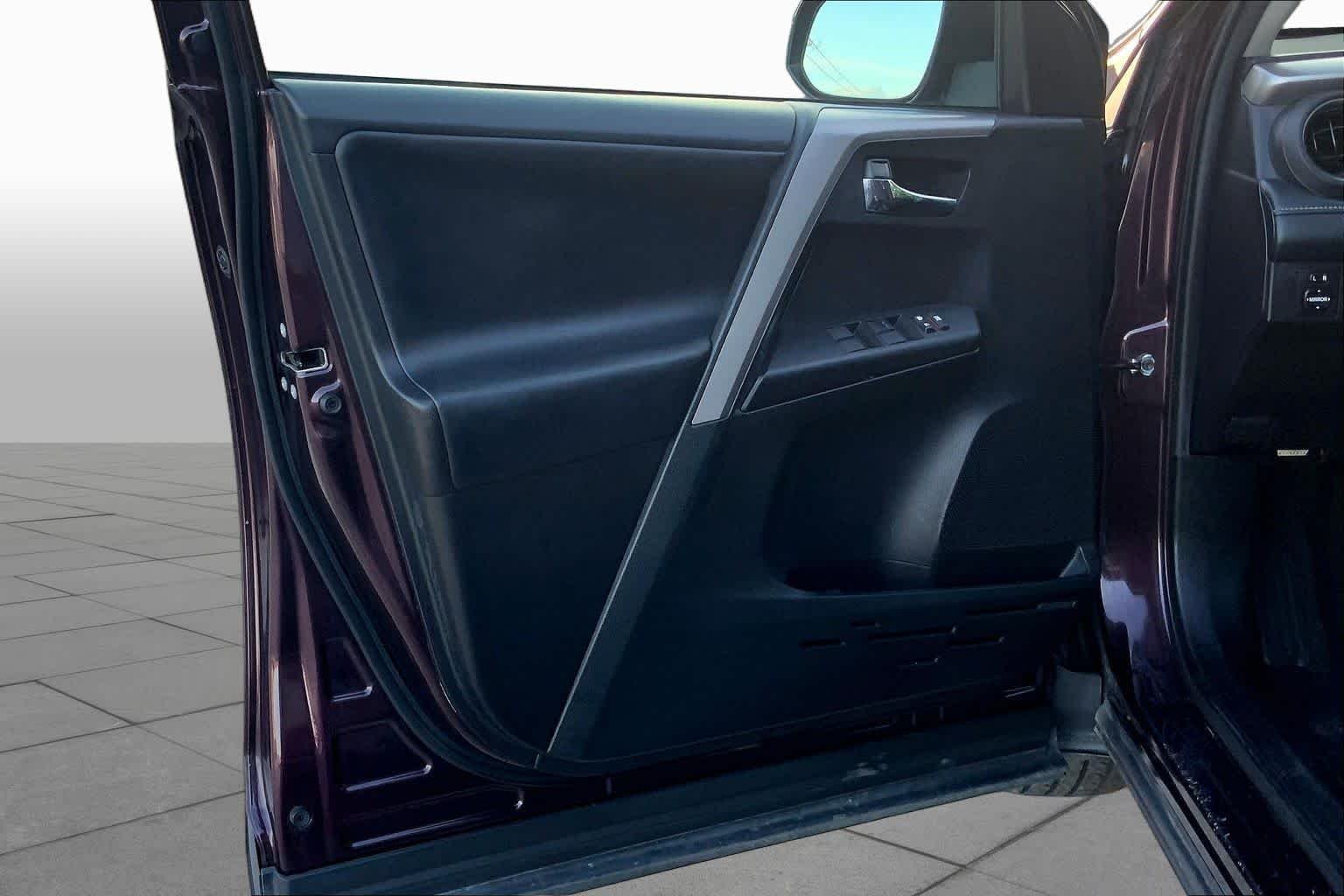 Used 2018 Black Currant Metallic Toyota XLE image 21
