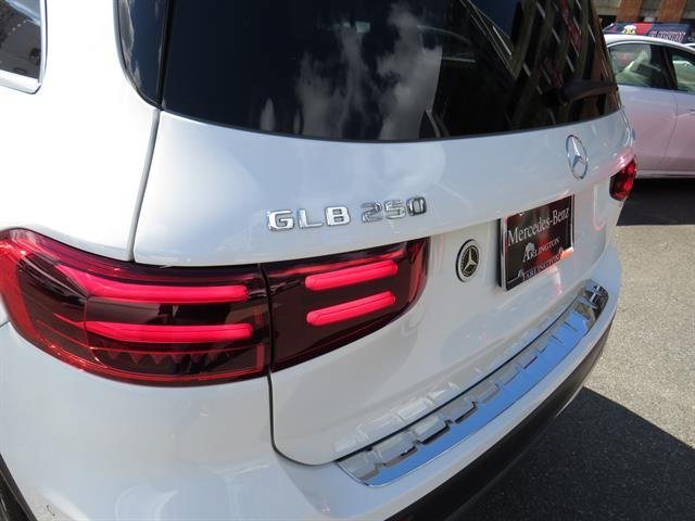 Certified Used 2025 Polar White Mercedes-Benz GLB 250 image 27