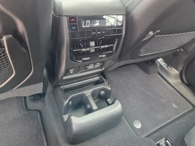 New 2026 Bright White Clear-Coat Exterior Paint Jeep Laredo X image 8