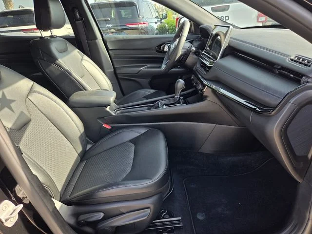 New 2026 Diamond Black Crystal Pearlcoat Jeep Latitude image 14