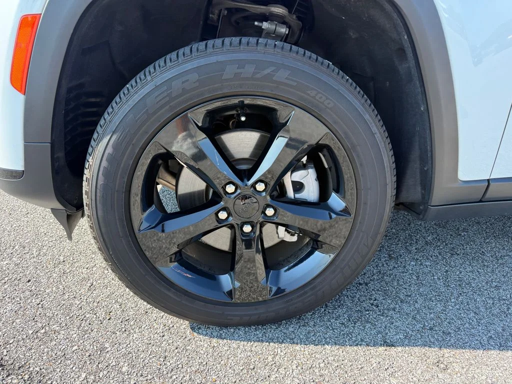 Used 2025 White Jeep Altitude image 25