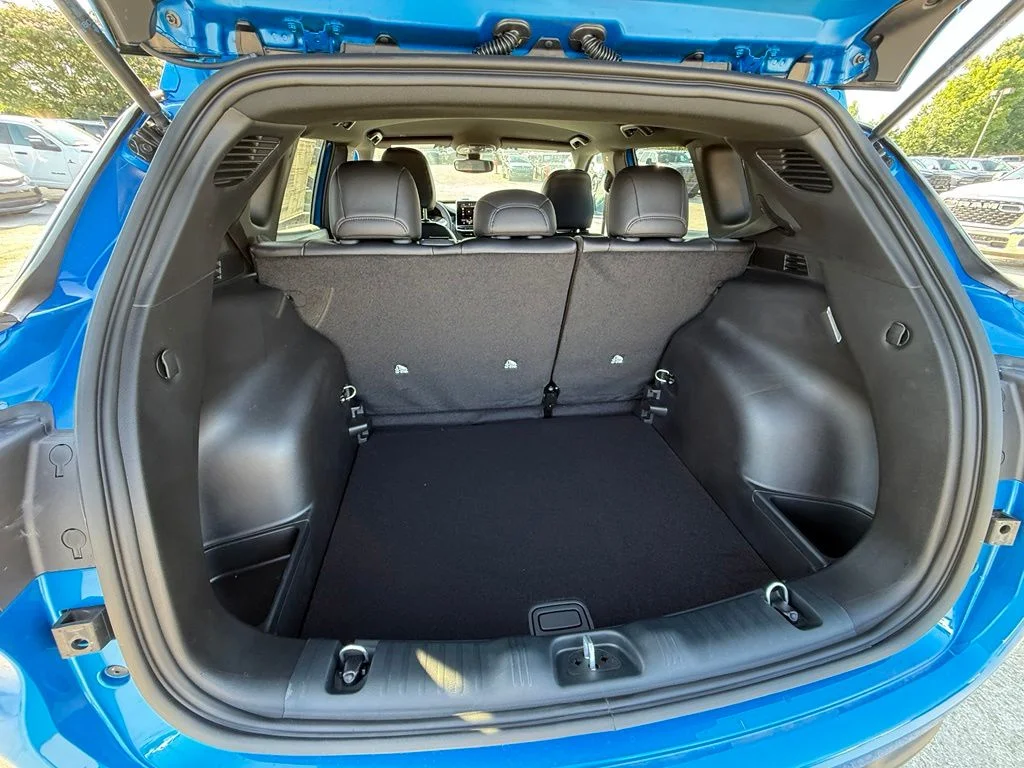 New 2026 Hydro Blue Pearl-Coat Exterior Paint Jeep Latitude image 25