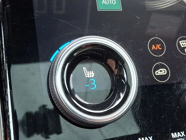Used 2018  Land Rover SE R-Dynamic image 23