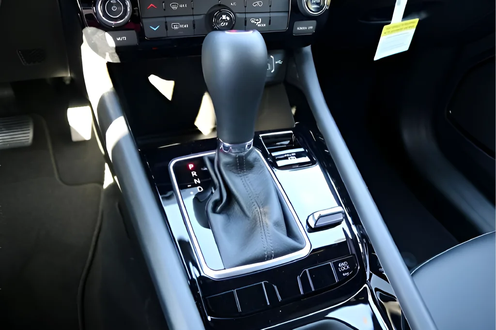 New 2026 White Jeep Latitude image 24