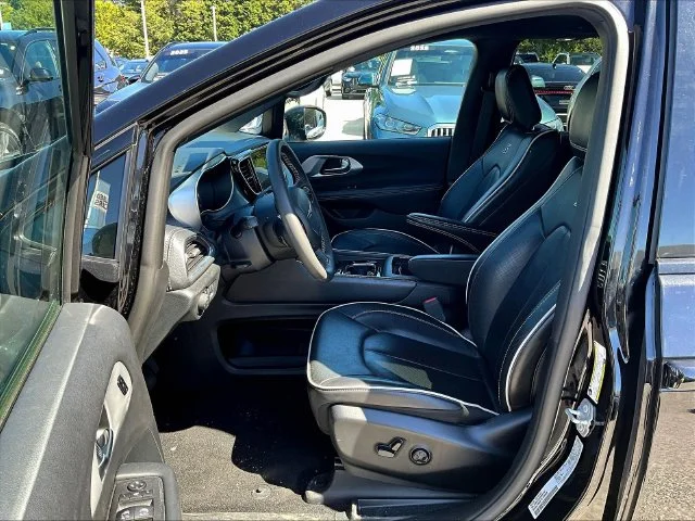 Used 2025 Black Chrysler Limited image 8