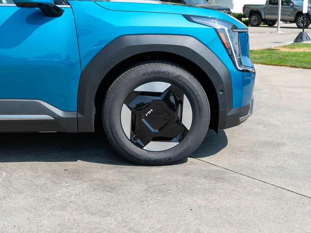 New 2026 Ocean Blue Kia Wind AWD image 38