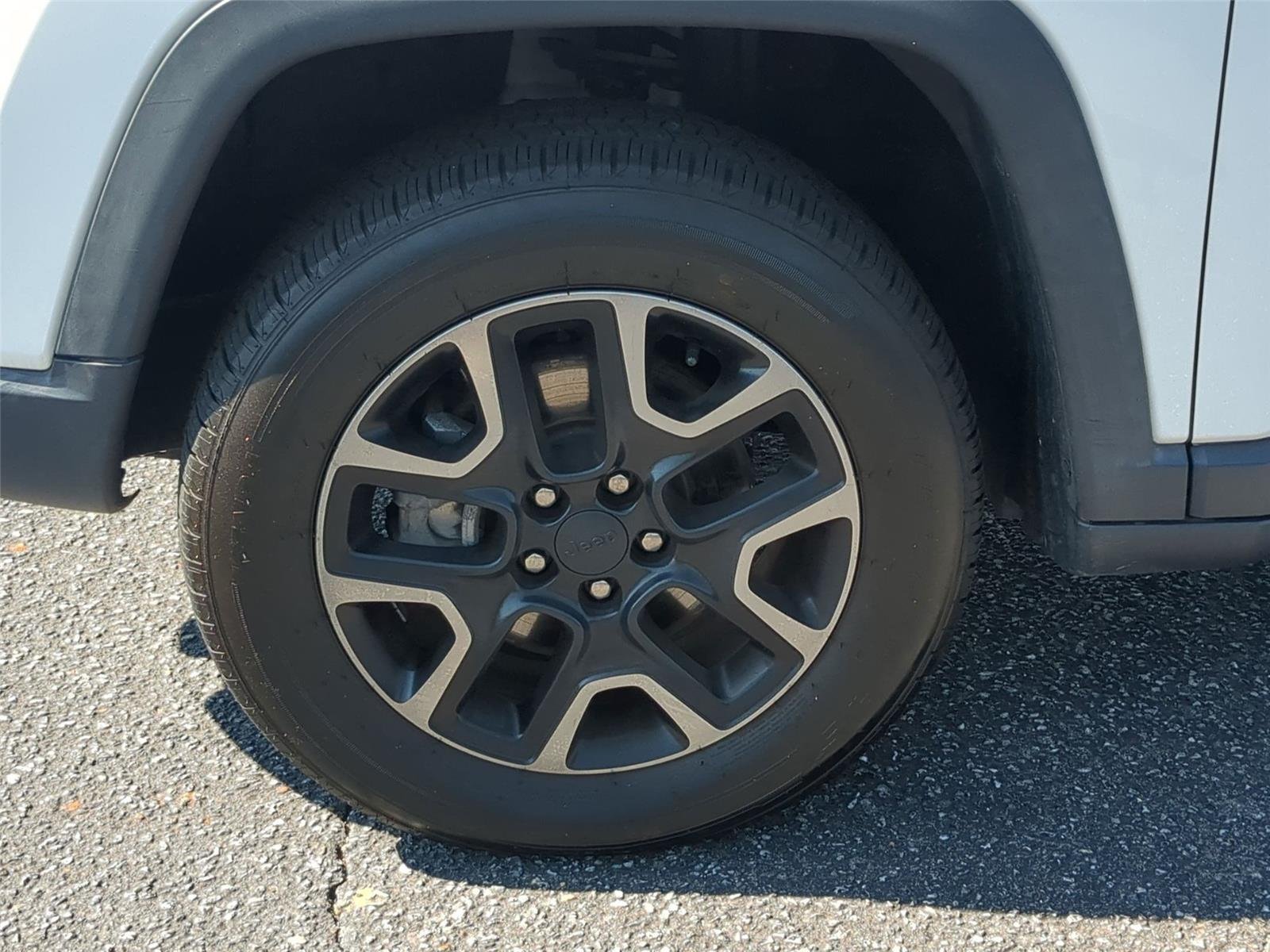 Used 2019 White Clearcoat Jeep Trailhawk image 10