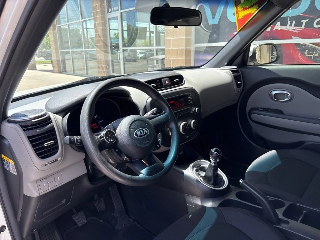 Used 2015 White Kia Base image 10