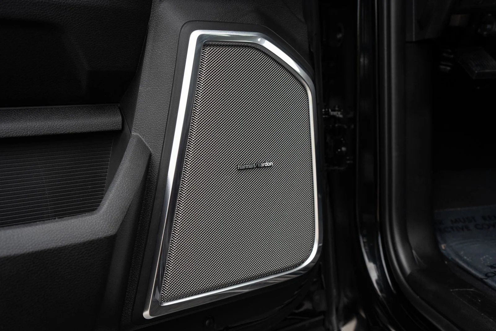 New 2026 Diamond Black Crystal Pearl-Coat Exterior Paint RAM Laramie image 32
