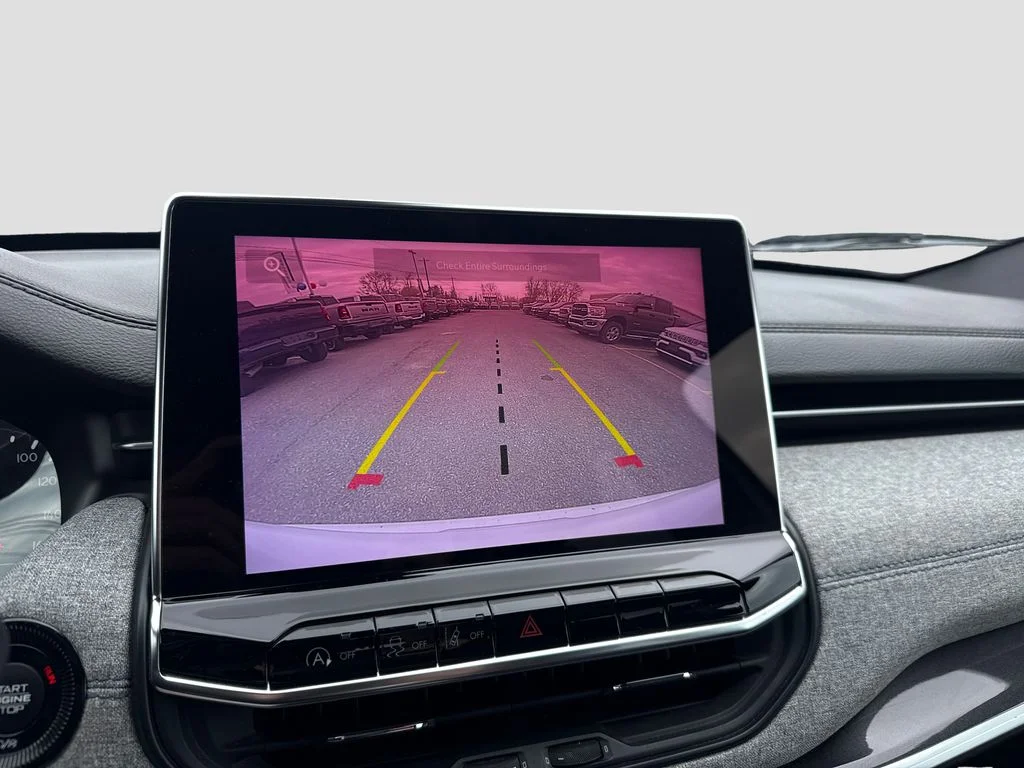 Used 2024 White/off-white Jeep Latitude image 18