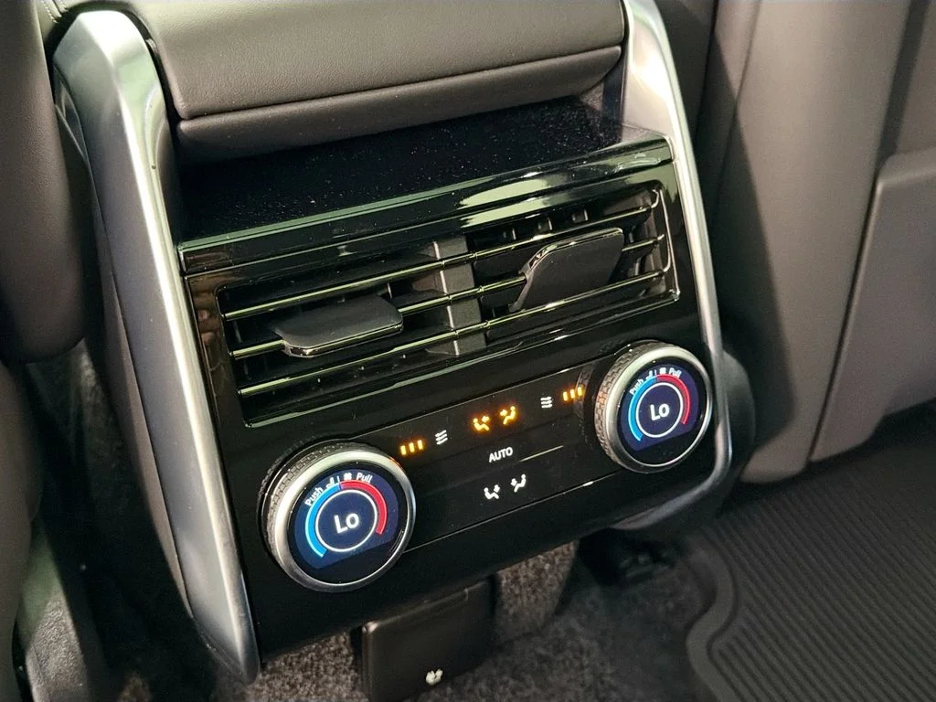 New 2026 Obsidian Black Satin Land Rover SE image 27