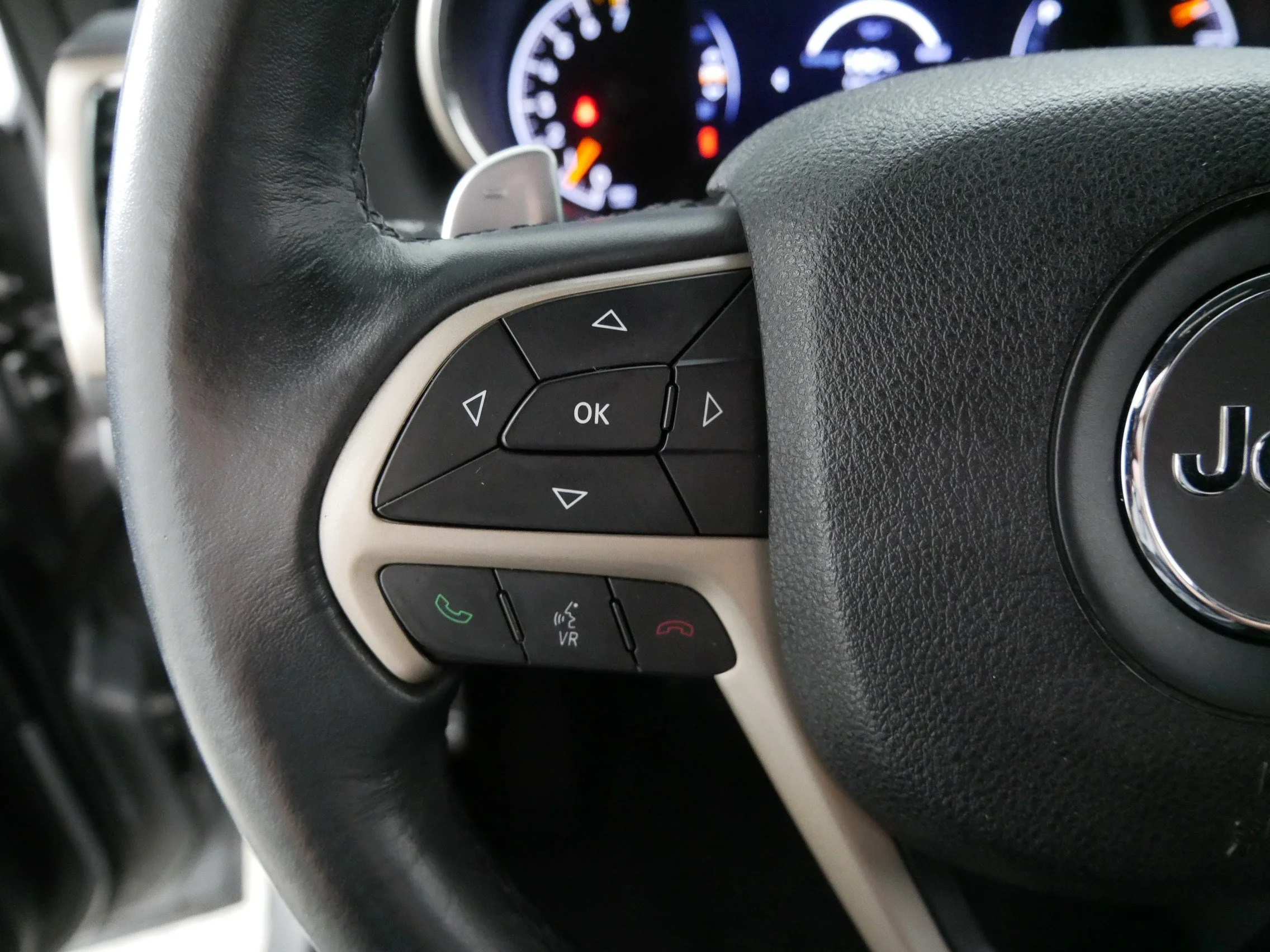 Used 2015 Billet Silver Metallic Clearcoat Jeep Laredo image 27