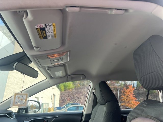 2021 Toyota RAV4 LE photo 3