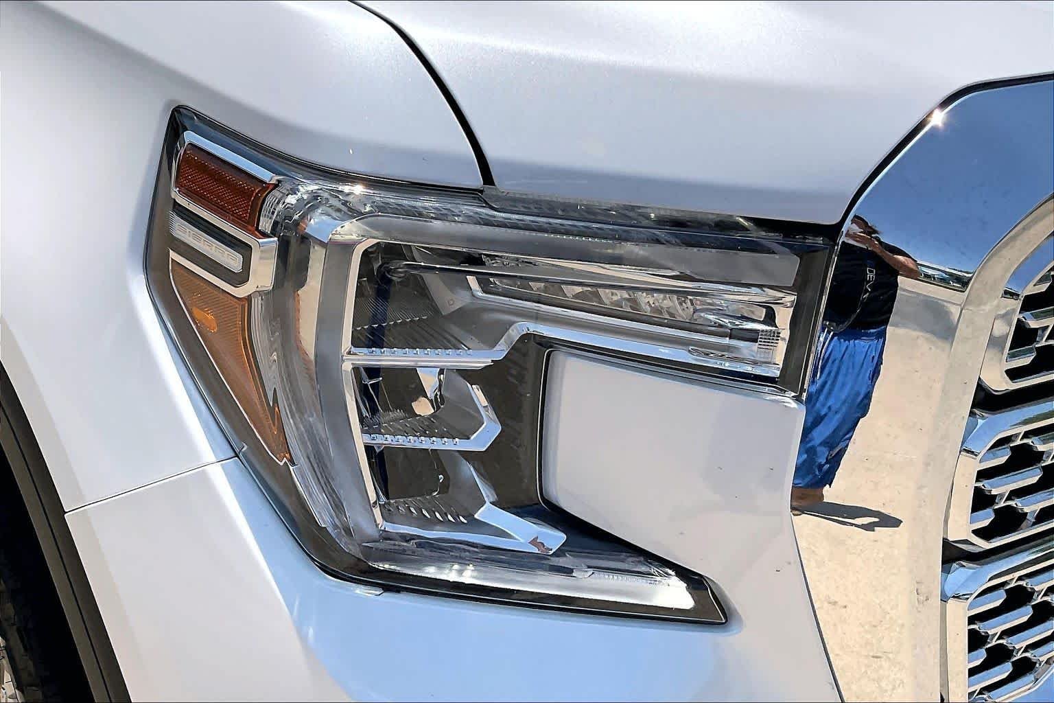 Used 2021 White Frost Tricoat GMC Denali image 27