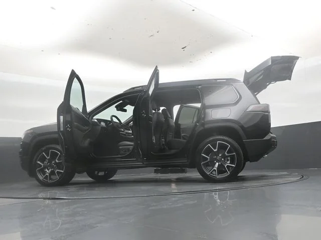 New 2026 Diamond Black Crystal Pearl-Coat Exterior Paint Jeep Overland image 56
