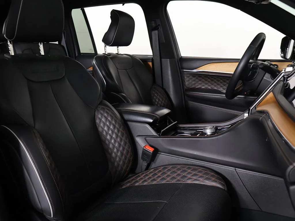 Used 2023 Diamond Black Jeep Summit Reserve image 35