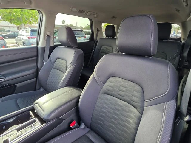 2025 Nissan Pathfinder SV - Photo 14