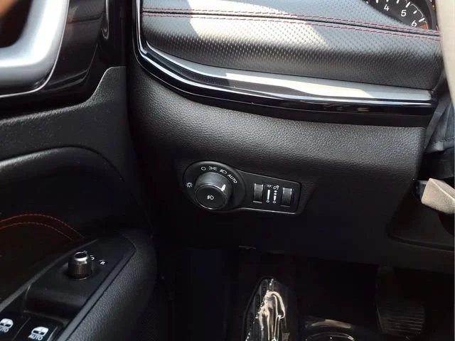 Used 2025  Jeep Trailhawk image 13